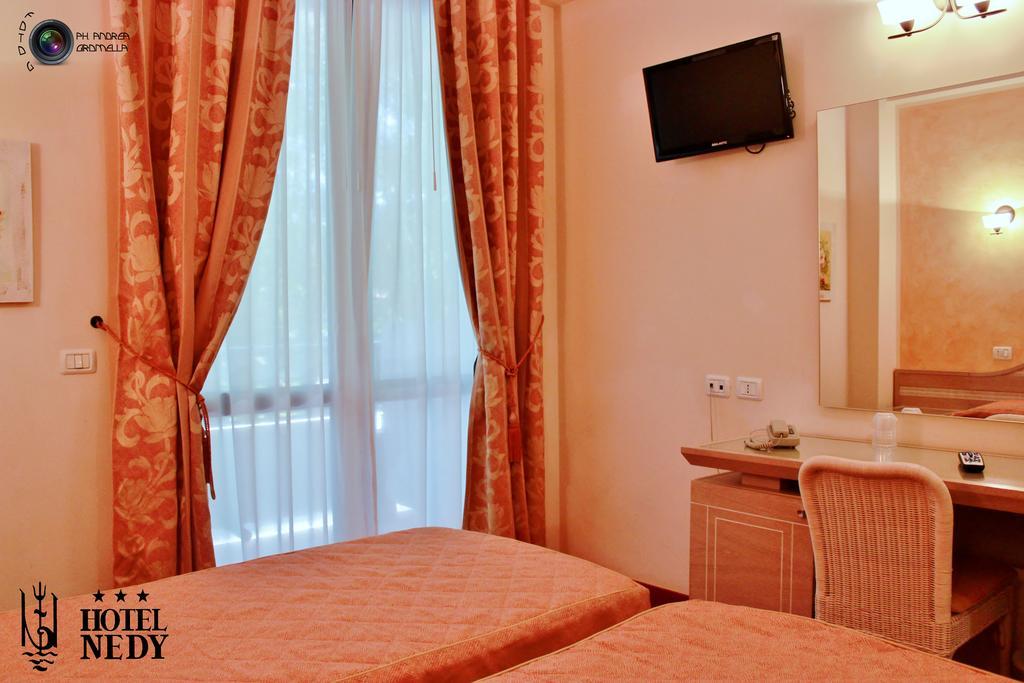Hotel Nedy Marina di Massa Dış mekan fotoğraf