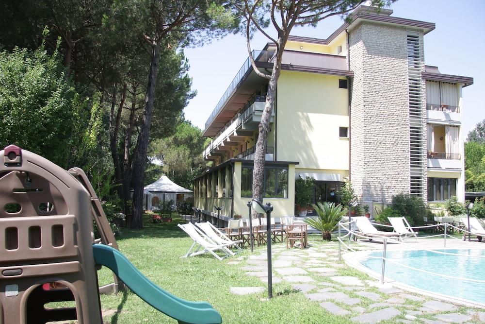 Hotel Nedy Marina di Massa Dış mekan fotoğraf