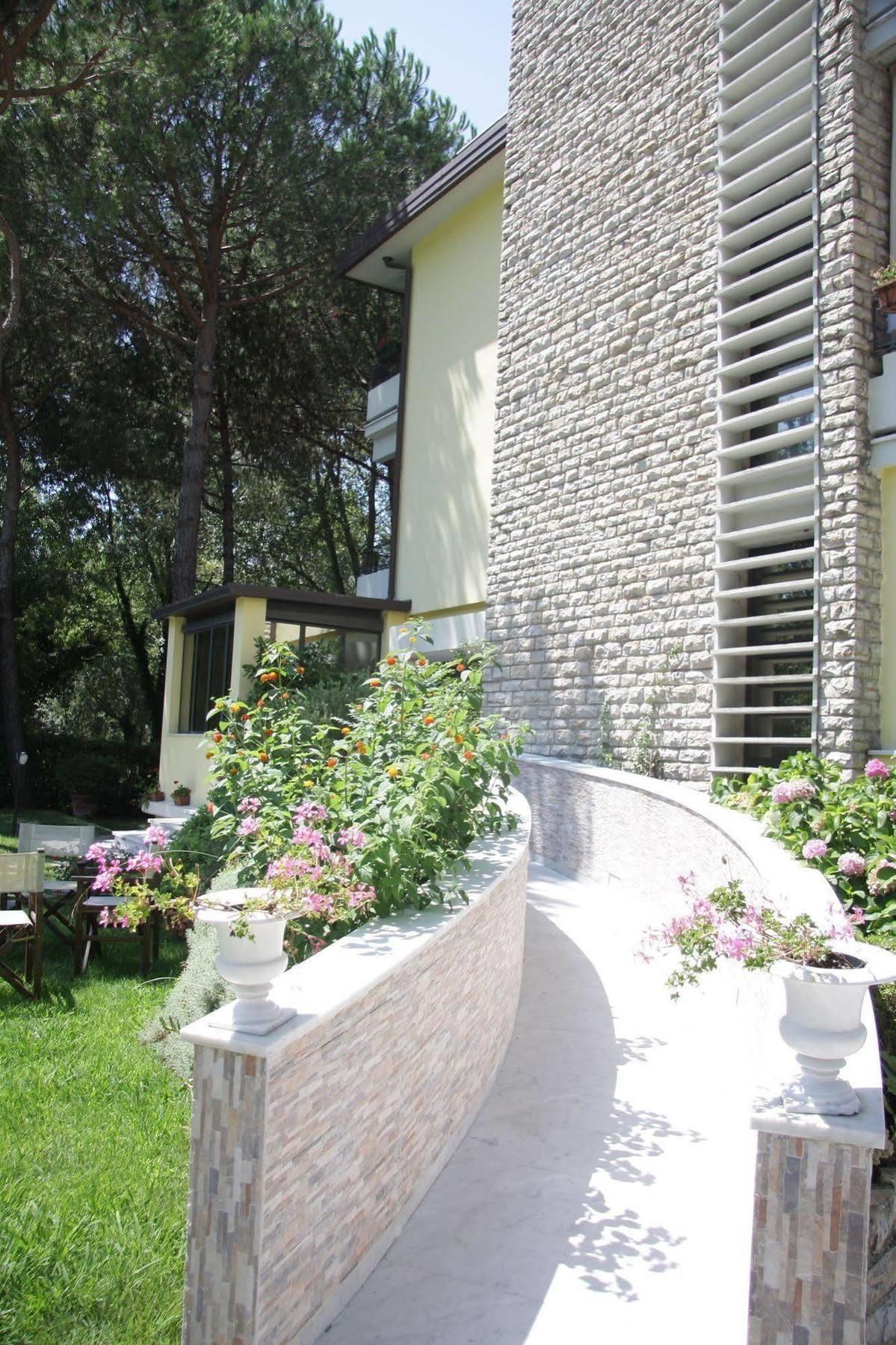 Hotel Nedy Marina di Massa Dış mekan fotoğraf