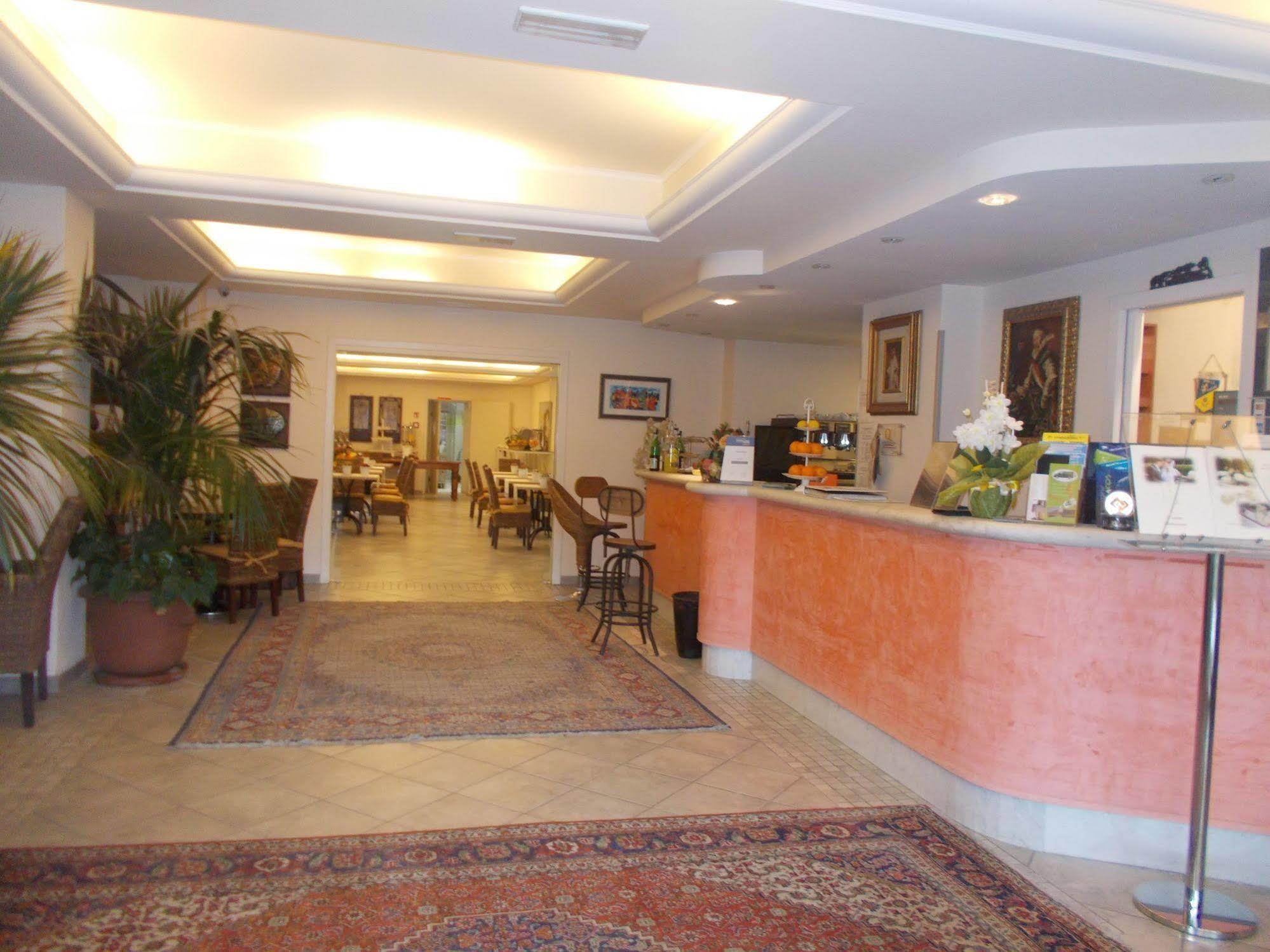 Hotel Nedy Marina di Massa Dış mekan fotoğraf