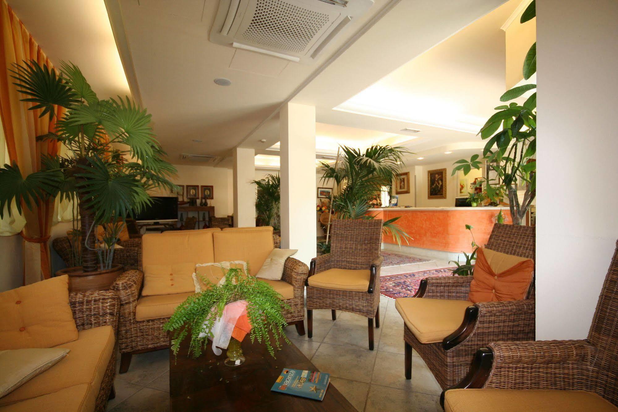Hotel Nedy Marina di Massa Dış mekan fotoğraf