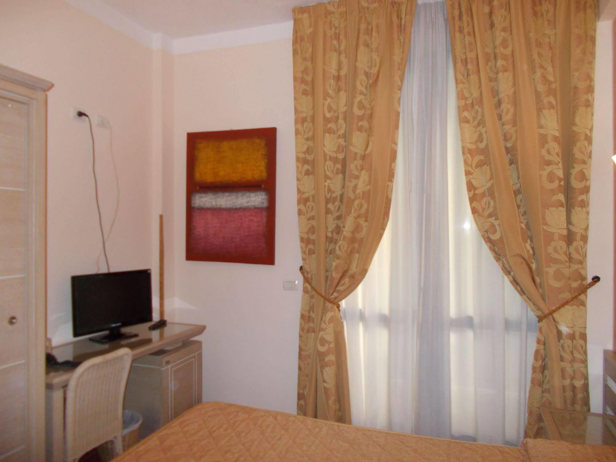 Hotel Nedy Marina di Massa Dış mekan fotoğraf