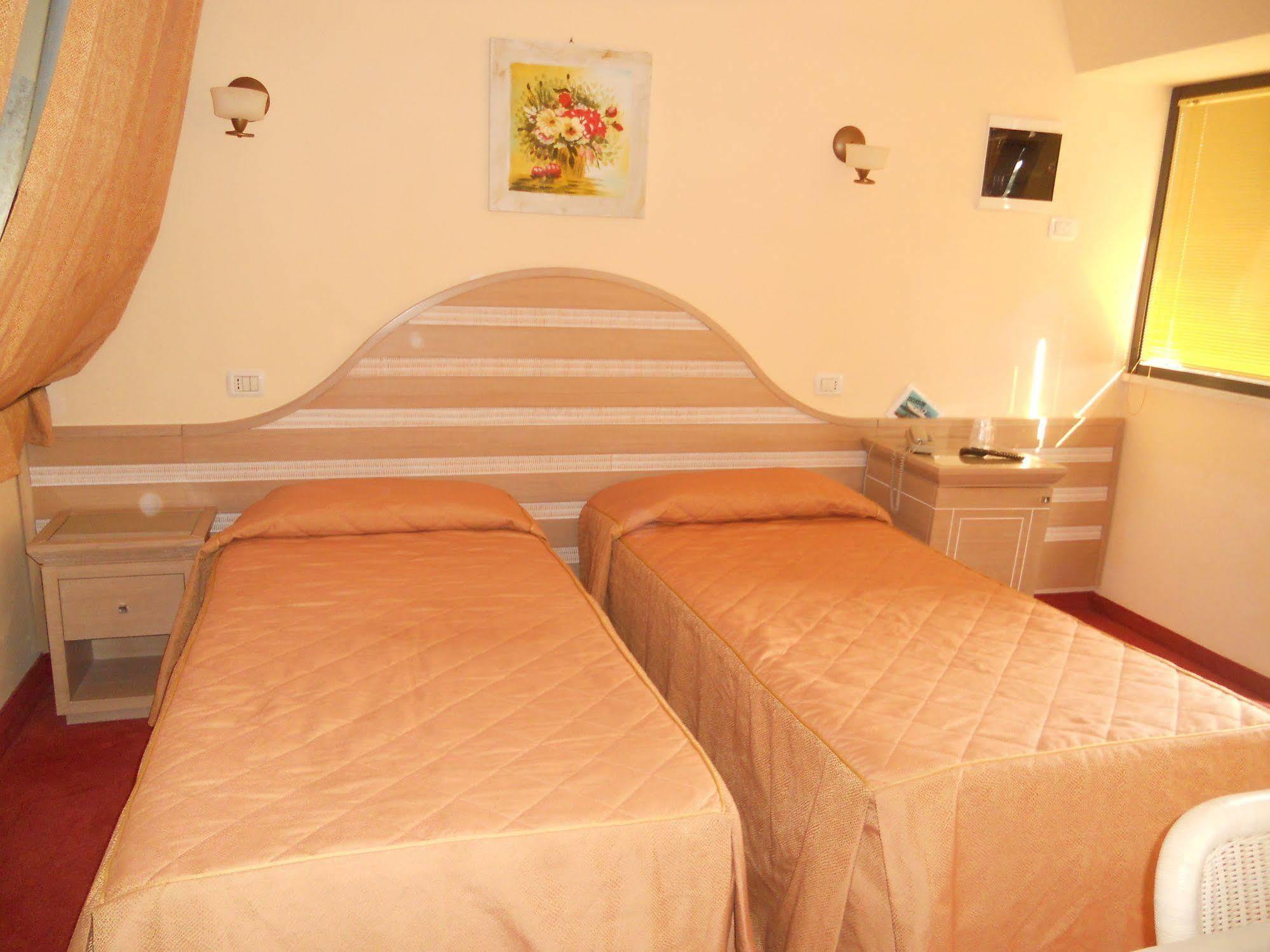 Hotel Nedy Marina di Massa Dış mekan fotoğraf