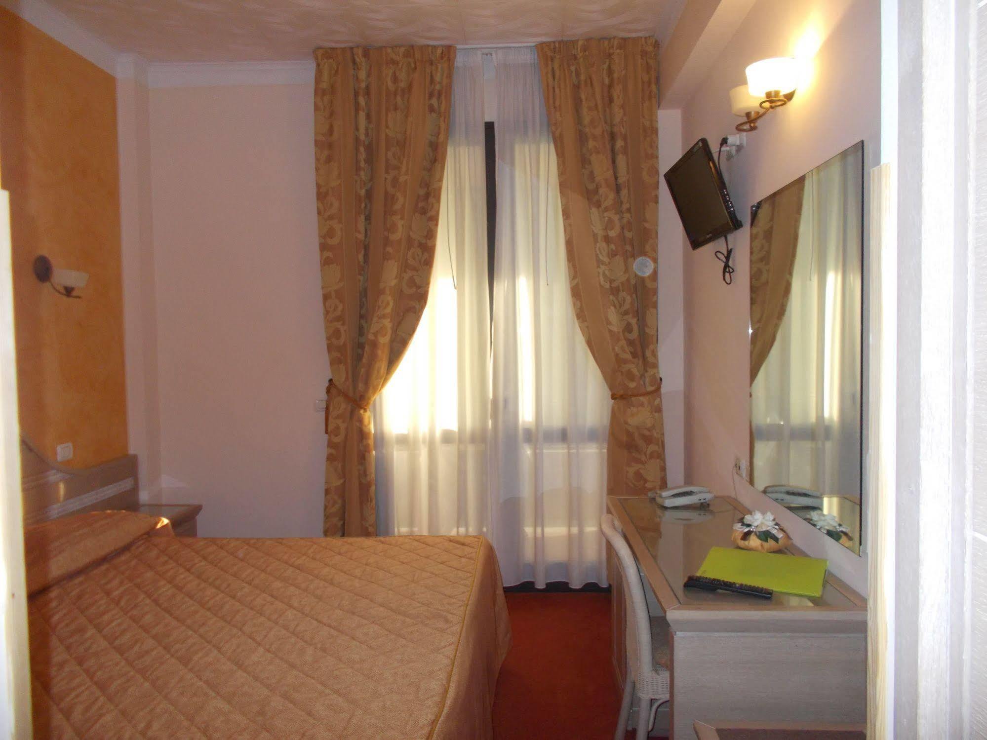 Hotel Nedy Marina di Massa Dış mekan fotoğraf