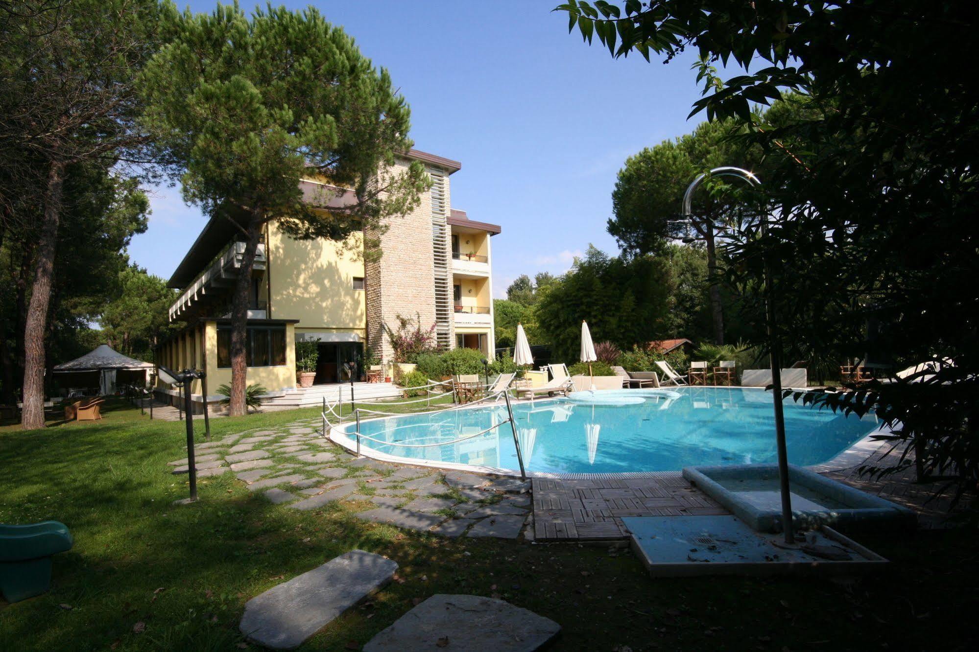 Hotel Nedy Marina di Massa Dış mekan fotoğraf